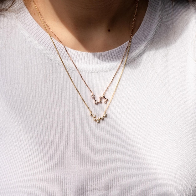 Gros plan d'un bijou pendentif sur fond blanc