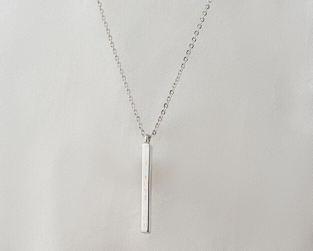 Gros plan d'un bijou pendentif sur fond blanc