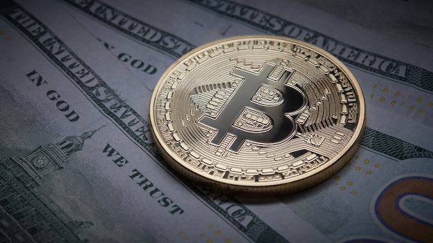 Gros plan sur les billets en euros et pièces d'or bitcoin