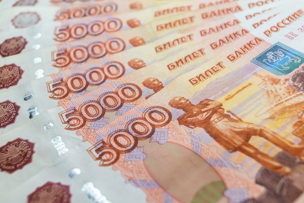 Gros plan des billets en roubles russes