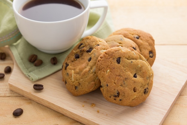 Gros plan de biscuits au chocolat et une tasse de café