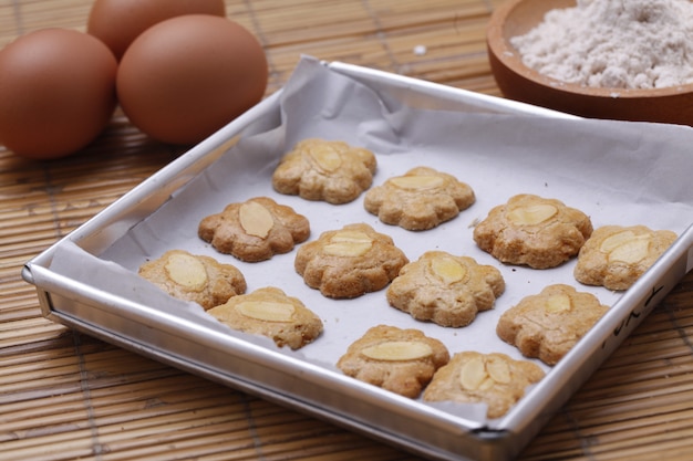 Gros plan sur les biscuits aux amandes maison sains