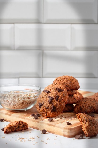 Gros plan de biscuits à l'avoine faits maison avec du chocolat Petit-déjeuner sain servi sur planche de bois