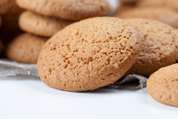 Gros plan sur des biscuits à l'avoine hypocaloriques, des biscuits cuits avec de la farine d'avoine et de blé, pas des biscuits secs et croquants sucrés avec du sucre ajouté