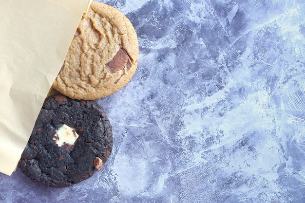 Gros plan de biscuits sucrés sur une surface noire