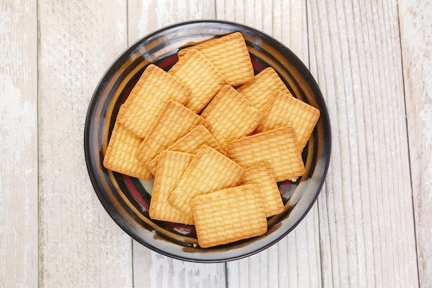 Gros plan de biscuits sucrés sur table en bois