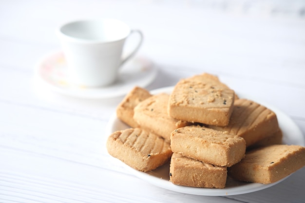 Gros plan de biscuits et de thé sur la table