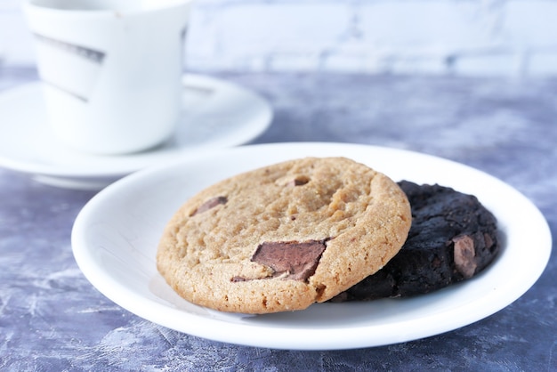 Gros plan de biscuits et de thé sur la table