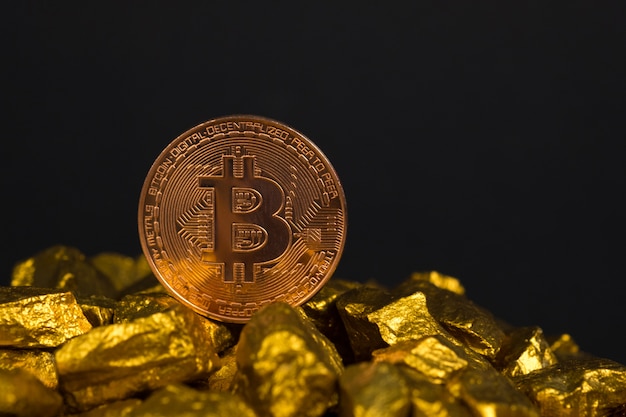 Gros plan, bitcoin, monnaie numérique, et, pépite d&#39;or, ou, minerai d&#39;or