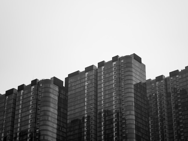 Gros plan blanc annonce noir de bâtiments modernes