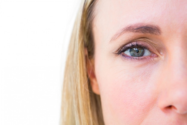 Gros plan d&#39;une blonde concentrée en regardant la caméra