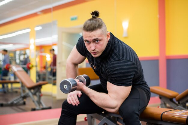 Gros plan d'un bodybuilder travaillant