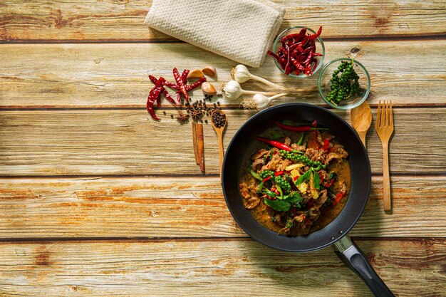 Gros plan de boeuf haché juteux chaud cuit avec sauce tomate épices basilic légumes finement hachés