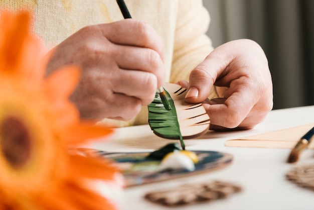 Photo gros plan en bois feuille peinte à la main