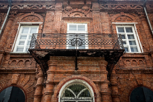 Gros plan, bois, métal, porche, blanc, vieux, fenetres, vieux, maison, manoir, vieux, brique