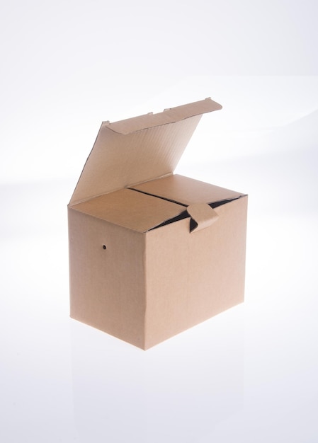 Un gros plan d'une boîte en carton sur un fond blanc.