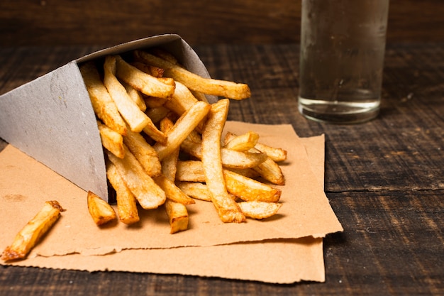 Photo gros plan, boîte, frites dorées