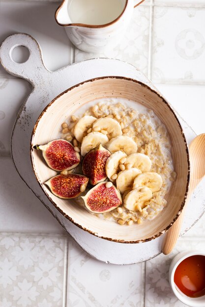 Gros plan d'un bol avec de la bouillie avec des fruits et des noix pour le petit-déjeuner