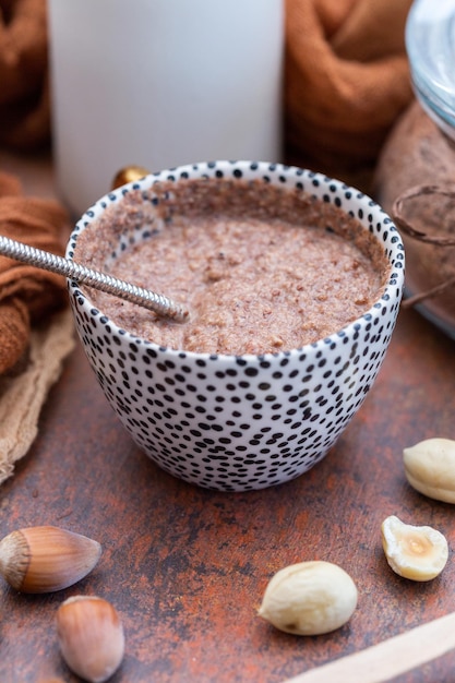 Gros plan d'un bol avec du porridge au chocolat pour le petit-déjeuner