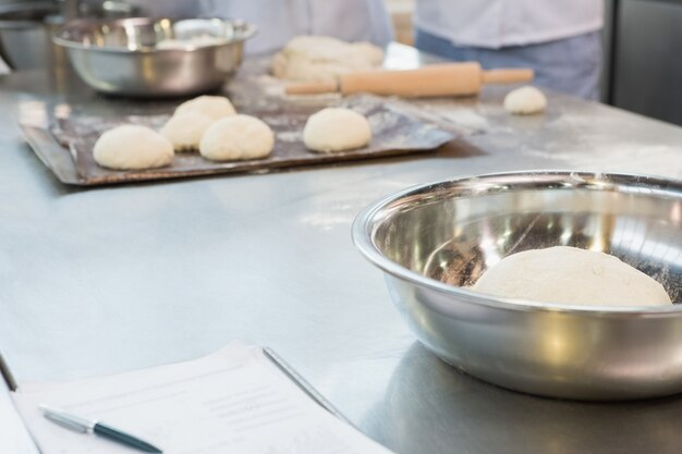 Gros plan d&#39;un bol avec de la pâte sur le plan de travail