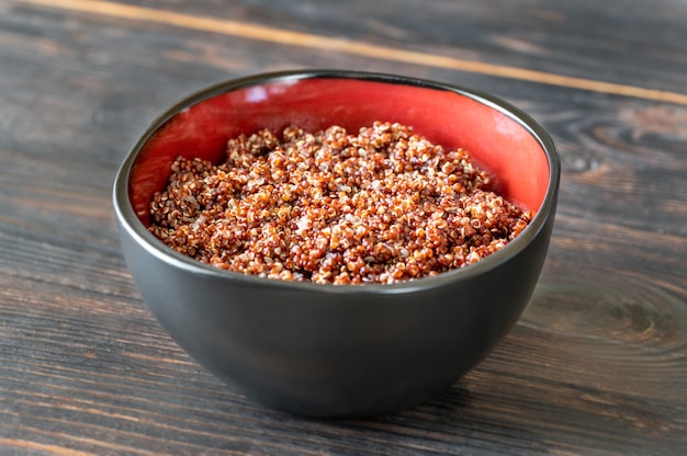 Gros plan sur bol de quinoa rouge cuit