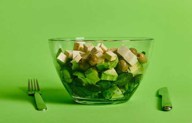 Gros plan d'un bol de service avec salade verte et légumes et fromage tofu végétalien