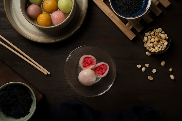 Gros plan sur un bol de tangyuan appétissant