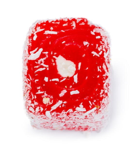 Photo gros plan de bonbons délice turc rouge isolé sur fond blanc