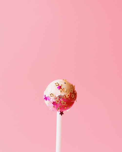 Un gros plan de bonbons sur un fond rose