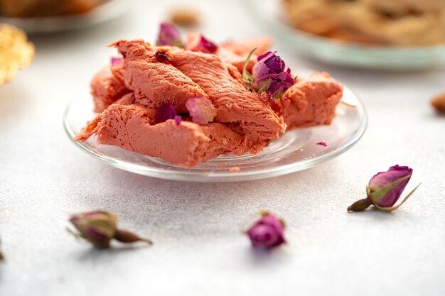 Gros plan de bonbons halva turcs colorés sur une surface grise