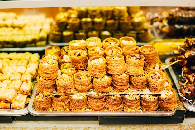 Gros plan sur des bonbons orientaux loukoums sur une vitrine