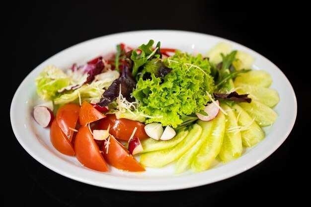 Gros plan d'une bonne portion de délicieuse salade du chef dans un restaurant