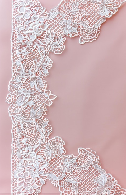 Photo un gros plan d'une bordure de dentelle blanche sur un fond rose
