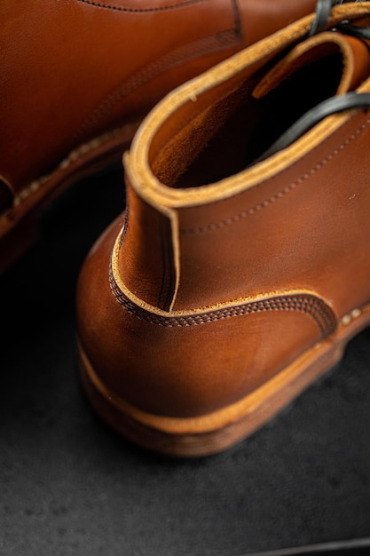 Gros plan sur des bottes en cuir marron artisanales