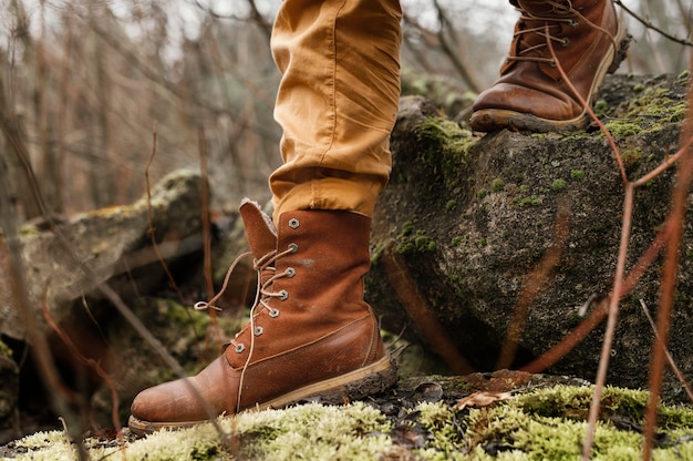 Gros plan des bottes marchant dans la forêt