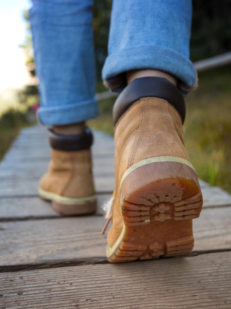 Gros plan sur les bottes de randonnée. touriste marchant sur le sentier. Italie