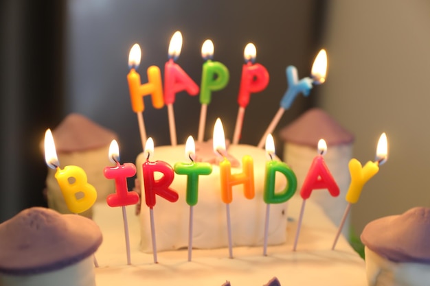 Un gros plan des bougies sur le gâteau d'anniversaire