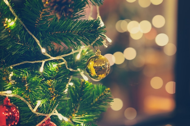 Gros plan de boule de Noël suspendu à un arbre de Noël