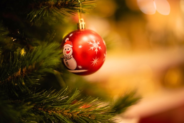 Gros plan de boules sur l'arbre de Noël. Arbre de Noël et décorations de Noël. Notion de nouvel an.