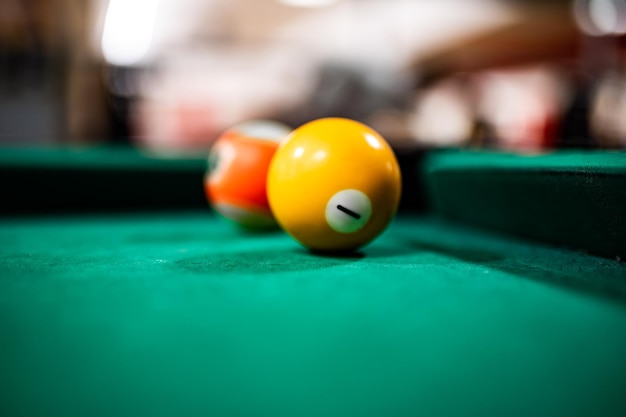 Gros plan de boules de billard sur une table de billard