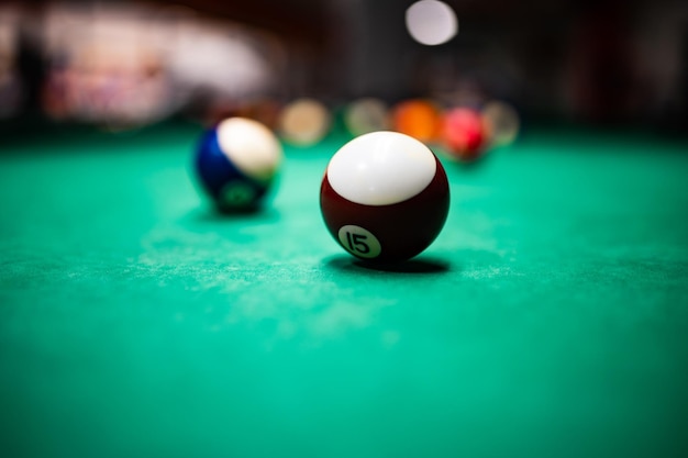 Gros plan de boules de billard sur une table de billard