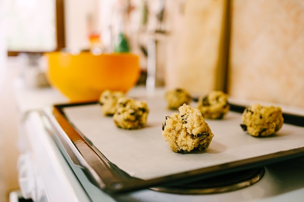 Gros plan des boules de pâte de biscuits américains crus sur le comptoir