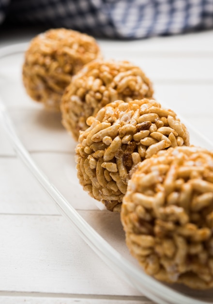 Gros plan sur des boulettes de riz soufflées au caramel ou murmura laddu ou ladoo, régime indien sain. mise au point sélective