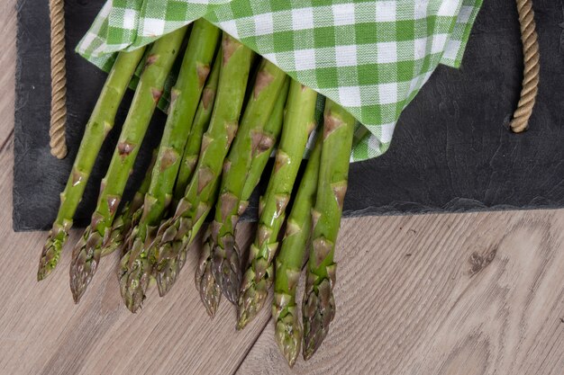 Gros plan d'un bouquet d'asperges fraîches