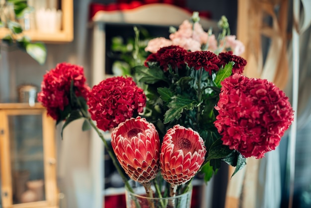 Gros plan de bouquet de fleurs rouges fraîches
