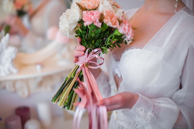 Un gros plan de bouquet de mariage magnifique et sophistiqué tient la mariée dans ses mains. Bouquet de mariage.