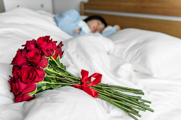 Gros plan d&#39;un bouquet rouge rosée surprise sur le lit