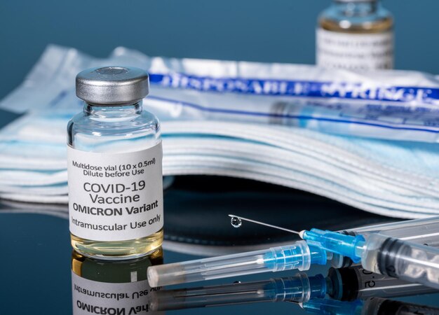 Gros plan sur une bouteille de nouveau vaccin Covid19 pour la variante Omicron