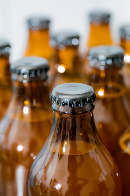 Gros plan des bouteilles de vin sur la table