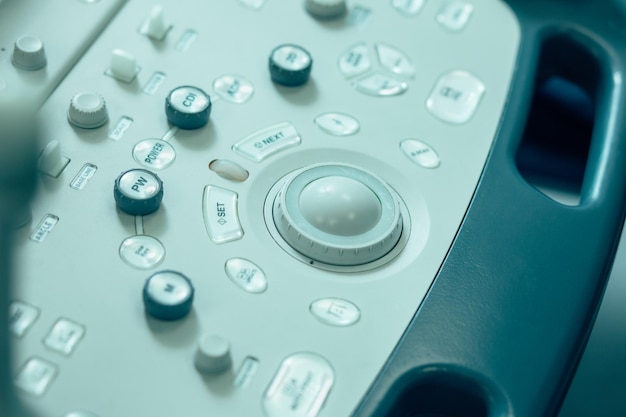 Gros plan sur les boutons d'une machine professionnelle pour le diagnostic par ultrasons